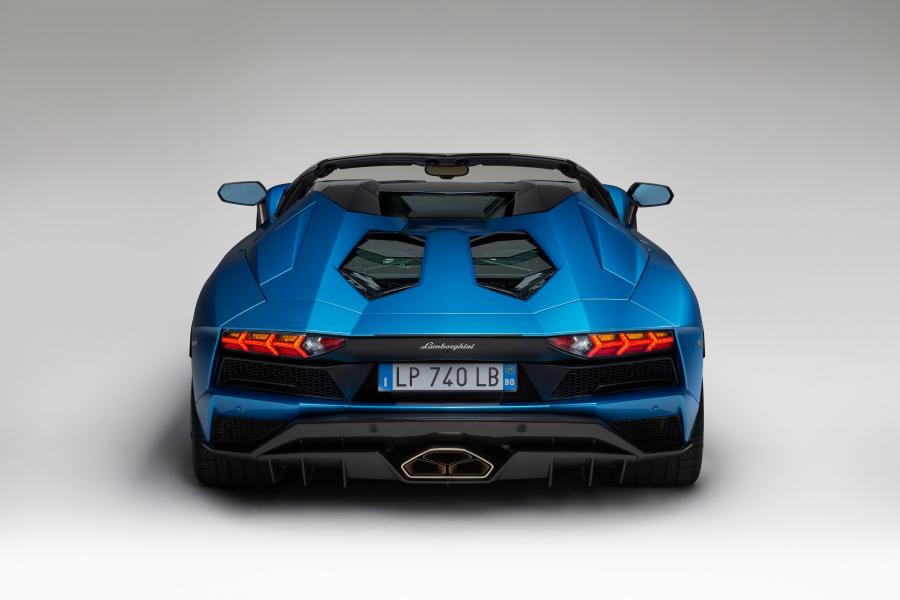  Lamborghini Aventador S Roadster 2017 года  (фото 5 из 27)